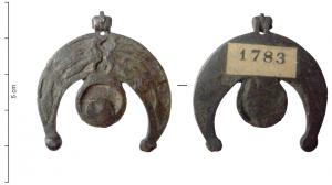 PDH-4091 - Pendant de harnais émaillébronzeTPQ : 150 - TAQ : 300Pendant de harnais en forme de lunule articulée au sommet par une charnière, les pointes bouletées tournées vers le bas; au centre, disque creusé d'une loge émaillée en forme de lunule; sur le pendant, feuilles dégagées en réserve également émaillée.