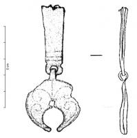 PDH-4096 - Pendant de harnaisbronzeTPQ : 50 - TAQ : 150Pendant à crochet, en forme de lunule, avec un pendant secondaire entre les pointes; décor poinçonné d'inspiration végétale (volutes...); peut être suspendu à une extrémité de lanière fendue dans l'épaisseur.