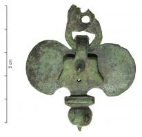 PDH-4099 - Pendant de harnais à crochetbronzePendant à ailettes, crochet en forme d'oiseau, corps complet aux ailes déployées. Type dont la base (lest en bulbe d'oignon) est précédée d'une plaquette transversale, souvent moulurée.