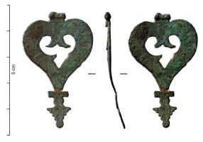 PDH-4151 - Pendant de harnais foliacé, à charnièrebronzePendant de harnais foliacé à charnière, ajouré d'un motif végétal stylisé, se terminant par un lest foliacé, dentelé sur les côtés.