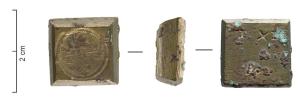 PDM-8022 - Poids monétaire : Henri III, FrancbronzePoids monétaire avec à l'avers, anépigraphe, une croix fleurie et fleurdelisée avec un H en son centre, avec sautoir sur un flanc carré pyramidal.
Au revers, normalement  X  I D et ° pour 11 deniers 1 grain correspondant au Franc