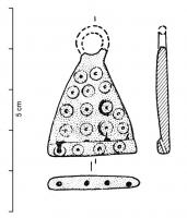 PDQ-3007 - Pendeloque triangulaire à pendantsbois de cerfPendeloque plate, épaisse,pourvue d'un anneau sommital et couverte de cercles oculés tracés au drille; à la base, encoche d'où partent quatre orifices émergeant au centre de la face inférieure.