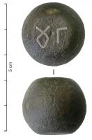 PDS-4405 - Poids sphérique (section) : ɣ Γ  (3 unciae)bronzePoids en bronze coulé, en forme de sphère (ou section de sphère) avec deux faces horizontales; marque incrustée d'argent γ Γ, soit 3 unciae.
