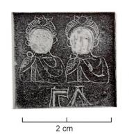 PDS-4493 - Poids quadrangulaire : Γ° A (1 uncia), bustesbronzeParallélépipède épais, long de 25 à 35 mm environ, et marqué de deux bustes incrustés, accompagnés de la légende également incrustée : Γ° A [oὐγγία 1].