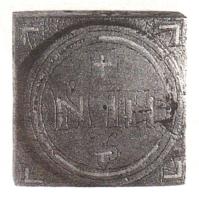 PDS-4510 - Poids quadrangulaire : N IH (18 nomismata)bronzePoids parallélépipédique aplati, marqué sur une face d'une inscription en traits simples ou doubles, le plus souvent surmontée d'une croix : N IH (nomismata 18).