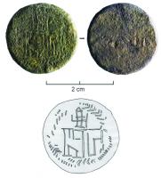 PDS-5019 - Poids circulaire : N Γ (3 nomismata)bronzePlaque épaisse, de forme circulaire, marquée sur une face de deux lettres séparées par une croix, le tout généralement inscrit dans une guirlande : N Γ, soit 3 nomismata.
