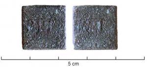 PDS-5021 - Poids quadrangulaire : N B (2 nomismata)bronzePlaquette carrée, épaisse, avec la valeur indiquée sur une face, souvent en double traits incisés : N B (pour 2 nomismata).