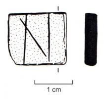 PDS-5022 - Poids quadrangulaire : N (1 nomisma)bronzeSimple plaquette épaisse, de forme carrée, marqué sur une face d'un N (pour 1 nomisma), souvent en double trait, parfois inversé, ou associé à un signe d'unité (point, cercle pointé...) ; revers lisse, ou simple croix, parfois chrisme.