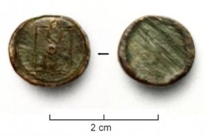 PDS-5028 - Poids circulaire : N (1 nomisma)bronzePoids circulaire marqué d'un N incisé (incision profonde entourée d'un trait fin).