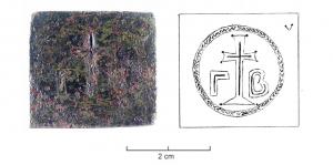 PDS-5030 - Poids quadrangulaire : Γ B (2 unciae)bronzePlaque épaisse, de forme carrée, marquée sur une face d'une croix centrée entourée d'une couronne, de part et d'autre les lettres Γ (pour unciae) et B (pour 2).