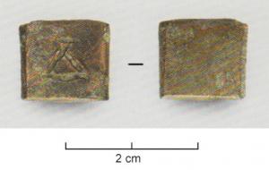 PDS-5037 - Poids quadrangulaire : A (1 nomisma)bronzeSimple plaquette épaisse, de forme carrée, marqué sur une face d'un A (pour 1 [nomisma]), incisé ; revers lisse.