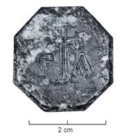 PDS-5043 - Poids octogonal : Γ A (1 uncia)bronzePlaque épaisse, de forme octogonale, marquée sur une face de lettres incisées en double trait Γ A (pour ΟΥΝΓΓΙΑ 1) autour d'une croix.