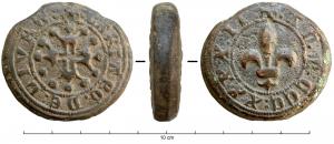 PDS-7003 - Poids de ville : Villeneuve-de-RouerguebronzePoids monétiforme coulé.
Livre : + LIVRA : DE :  VILANEVA : DE : ROERGVE : autour d'une croix cléchée, vidée et pommetée de douze pièces. Rv + AN : MIL :  [ET] : CCC : XXXX : I autour d'une fleur de lis.
Quart de livre : CARTARO : DE : LIVRA : autour d'une croix cléchée, vidée et pommetée de douze pièces. Rv. + : AN : M : CCC : XXXX : II : autour d'une fleur de lis.
