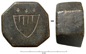 PDS-9169 - Poids de ville : MillaubronzePoids en forme de tronc de pyramide à base octogonale, portant les armes de la ville qui sont [d'or] à quatre pals [de gueules], au chef [d'azur] semé de trois fleurs de lis [d'or]. Ecu grossièment gravé, fleurs de lis poinçonnées.
Revers lisse avec quelque fois des lettres gravées.