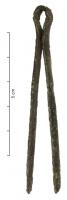 PEP-3001 - Pince à épilerfer, bronzePincettes formées d'une simple bande de bronze martelée pour former deux branches égales, séparées par un ressort rudimentaire, et aux extrémités légèrement repliées vers l'intérieur pour faciliter l'extraction des poils.