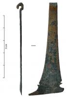 PEP-4011 - Pince - Groupe Hirt 2 - branche larges, asymétriques - type MagdalensbergbronzePince formée d’une bande de métal repliée sur elle-même pour former un ressort en anneau ou en demi-cercle outrepassé. Les branches, asymétriques, s’élargissent pour former des mors plats non rentrants. Le pourtour de la pince est parfois orné d'une incision simple. Les mors, d'une largeur supérieure à 8 mm, adoptent une forme variable, comportant souvent une partie fine et pointue permettant une prise précise opposée à une partie plus large et plus arrondie.