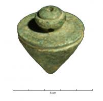 PFI-4002 - Poids de fil à plombbronzePoids de fil à plomb conique, avec sa suspension typique (bouton percé verticalement et transversalement), permettant à l'objet de prendre un aplomb parfaitement vertical.