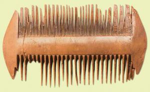 PGN-4006 - Peigne monobloc en os à deux rangées de dentsos ou ivoirePeigne à double rangées de dents, de deux écartements différents; extrémités arrondies ou légèrement triangulaires; aucun décor.