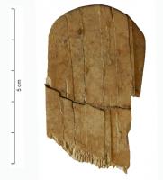 PGN-4007 - Peigne monobloc en ivoire à une rangée de dents et sommet arrondiivoirePeigne très peu épais, à sommet arrondi et à une seule rangée de dents très fines, disposées en une ligne oblique.