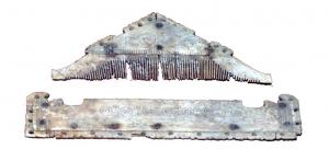 PGN-4011 - Peigne composite en os à une rangée de dents, sommet triangulaire et plaque centrale ajouréeos, ferPeigne composite en os à une seule rangée de dents. Les dents sont sciées et taillées dans des éléments plats juxtaposés, enserrés entre deux plaques triangulaires rivetées. Ces plaques centrales comportent également un décor d'ajours et de découpes variable au niveau du dos du peigne, qui peut se retrouver également sur les étuis.