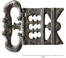 PLB-4017 - Plaque-boucle articulée ajourée, type RemagenbronzePlaque-boucle articulée, associant une plaque rectangulaire à trois ajours en arcades outrepassées (ou 