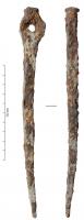 PQT-3001 - PiquetferPiquet de section quadrangulaire, pointe effilée et sommet élargi, percé d'un trou dans lequel a été forgé un anneau également en fer. Le sommet massif présente souvent des traces de percussion.