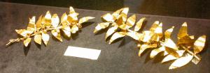 PRT-3007 - Feuille de couronne en ororElément foliacé, éventuellement marqué de nervures longitudinales, pourvu d'un appendice pour faciliter sa fixation sur la couronne.