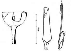 PTM-5006 - Porte-mèchebronzeBande de tôle repliée sur elle-même pour former le tube porte-mèche, et directement prolongée par la bande plate formant à son extrémité un crochet pour fixer l'ensemble au bord de la lampe.