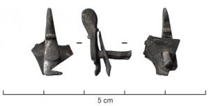 PTS-4003 - VerrouargentVerrou de boîte, monté sur une tige perpendiculaire servant également d'axe de rotation, avec souvent une plaque de tôle  pour faciliter le glissement, voire le blocage du dispositif ; le bouton est en forme de tête d'anatidé stylisée.