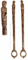 QNL-4045 - Quenouille : Vénus pudiqueosTige rectiligne, terminée d'un côté par un anneau de la taille d'un doigt, de l'autre par une figurine de Vénus pudique dont le bas du corps est remplacé par des stries transversales la main gauche protégeant la poitrine, la droite posée sur le pubis, sont les seuls souvenirs visibles du modèle classique, par ailleurs méconnaissable.