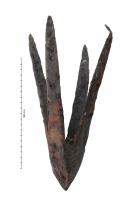 SBT-8001 - Sabot de pieuferRenfort de pointe de pieu, constitué d'une extrémité pyramidale massive, d'où partent quatre robustes bandes épousant le profil de la pointe solidement clouées sur les côtés.