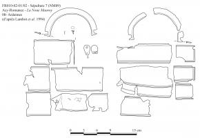 SEA-3002 - Seau à anse à tenonsbronze ou fer ?Anse de seau en bois (généralement if ou chêne), à cerclages métalliques. Les extrémités de l'anse mobile se terminent en un tenon inséré dans une attache percée d'un oeillet ou seulement d'une cupule.
Avec ce système, les extrémités de l'anse sont cachées et les attaches sont souvent le support d'un motif décoratif, zoomorphe, anthropomorphe ou géométrique.