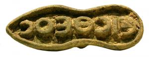 SIG-4006 - Signaculum in planta pedis (lettres grecques)bronzeSceau-matrice en forme de semelle de chaussure, comportant dans un cadre des lettres en relief formant une inscription rétrograde, destinée à être imprimée sur un matériau meuble; au revers, anneau de suspension comportant fréquemment un symbole ou les initiales du nom du propriétaire.