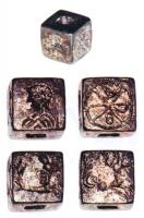 SIG-4021 - Matrice de sceau cubique ou polyédriqueargentMatrice cubique (parfois aux angles abattus), perforée verticalement et dont les quatre faces verticales portent des motifs figurés ou des inscriptions. 