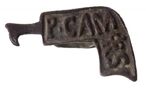 SIG-4023 - Signaculum en forme de serpebronzeCachet en forme de serpe, la lame à larges bords parallèles s'incurve vers l'extrémité, qui est droite ou oblique, mais non effilée ; elle comporte une inscription rétrograde ou non, en caractères latins,  en relief et encadrée d'un filet. La poignée de l'outil est figurée.