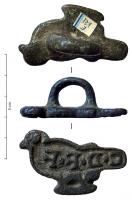 SIG-4030 - Signaculum en forme d'oiseaubronzeCachet coulé, avec au revers une forte bélière; la forme, originale, est celle d'un oiseau (colombe ?); lettres rétrogrades en relief dans un cadre également en relief.