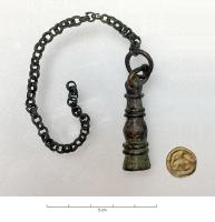 SIG-5002 - Sceau-matricebronzePendentif allongé, massif, à extrémité perforée pour suspension, dont la base creusée en intaille permet d'apposer une empreinte de contour circulaire ou octogonal. Parfois une chaînette de suspension.