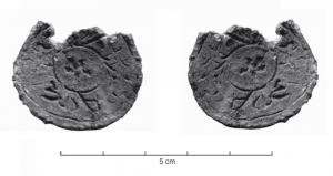 SIG-7002 - Sceau-matriceplombSceau-matrice circulaire, avec un appendice ou anneau latéral ; inscription en creux autour de motifs héraldiques. Certains de ces sceaux ont une empreinte au revers et une autre à l'avers, généralement celle d'un homme et de son épouse.