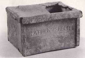 SPH-4002 - Coffre funéraireplombCoffre parallélépipédique, de taille réduite, construit sur le modèle des sarcophages, avec un couvercle enveloppant.