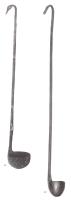 SPL-3017 - Simpulum étrusque à manche vertical, anatidébronzeSimpulum étrusque, caractérisé par un manche allongé, avec à sa base une vasque étroite, hémisphérique ou ovoïde, sans ergots au départ du manche, qui est toujours massif ; au sommet, crochet de suspension en tête d'anatidé, formant avec le manche un angle ouvert.