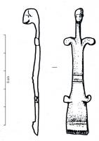 SPL-4022 - Simpulum à piedbronzeSimpulum à pied, manche vertical terminé par deux fleurons encadrant un crochet en forme de tête de fauve. La vasque était fixée par brasure sous le manche, l'objet étant fabriqué en deux parties.