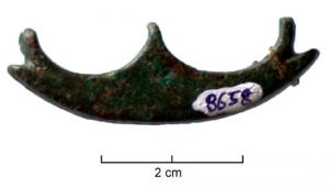 SPV-4022 - Support de vasebronzeSupport massif, en forme de pelte à fleurons bifides aux extrémités ; au centre, pointe bifide (deux fleurons), plus rarement unique.