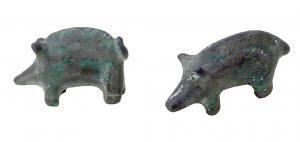STE-3024 - Statuette zoomorphe : sanglierbronzeLa figurine, de petite taille, représente un sanglier au corps effilé, légèrement arqué, bien reconnaissable au groin allongé et parfois à la queue en tire-bouchon.