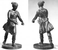 STE-4005 - Statuette : Artemis - Diane bandant l'arcbronzeLa déesse est représentée sous les traits d'une jeune femme, aux cheveux coiffés en arrière et retenus par un chignon. Elle porte une tunique courte s'arrêtant aux genoux ainsi que des bottines. La déesse est légèrement penchée en avant, en appui sur la jambe gauche tandis que la jambe droite est nettement en retrait (peut évoquer la course). Les bras sont portés vers l'avant. La position des mains suggère que la déesse tenait un arc qu'elle s'apprête à bander : la main gauche tient ferment l'arc tandis que la main droite s'avance, l'index sorti pour saisir la corde.