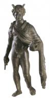 STE-4057 - Statuette : Hermès - Mercure aux épaules couvertesbronzeStatuette (type du Dôme ?) représentant Mercure nu, coiffé d'un pétase à ailerons, une chlamyde autour du cou, retombant sur les épaules et le bras gauche (la main droite tenait un caducée souvent disparu), la main gauche  tend une bourse pleine; déhanchement lysippique sur la jambe droite.