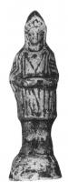 STE-4108 - Statuette : cucullatusterre cuiteEnfant debout, vêu du cucullus, et placé sur une base conique informe. Il tient devant lui, des deux mains rapprochées sur la poitrine, un objet indistinct (plat ?). La tête est couverte du capuchon d'où émergent les boucles de la chevelure encadrant le visage; le cucullus forme par devant un plastron en V.