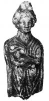 STE-4110 - Statuette : déesse mèreterre cuiteLa déesse est assise dans un fauteuil d'osier, elle allaite un seul enfant au sein droit. Les plis de la robe sont en forme de V emboîtés, les jambes marquées par les seuls plis de la robe.
