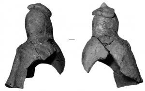 STE-4115 - Statuette : personnage fémininterre cuitePerosnnage féminin au vêtement drapé; sur la tête, coiffe plate avec un bouton central (pétase).