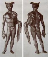 STE-4132 - Statuette : Hermès - Mercure à la chlamyde en sautoirbronzeLe dieu est figuré sous les traits d'un jeune homme imberbe, à la chevelure bouclée. Le corps est déhanché, l'appui s'effectuant sur une jambe, l'autre étant en retrait. Le dieu tient la bourse à droite. La chlamyde, posée sur l'épaule gauche est déposée en sautoir : le vêtement tombe sur le dos avant de passer sous l'aisselle puis sur l'avant-bras hors duquel il est rejeté. La main gauche portait vraisemblablement un caducée, appuyé contre le bras. La tête peut être nue, couverte d'un pétase ailée ou comporter deux ailerons dans la chevelure. Les pieds sont parfois chaussés des endromides.