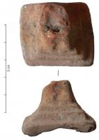 STE-4237 - Statuette : animalterre cuiteBase creuse, moulée en deux parties, figurant un socle à trois degrés ; arrière lisse. Au sommet apparaissent deux pattes indistinctes, ne permettant pas de préciser la nature de l'animal.